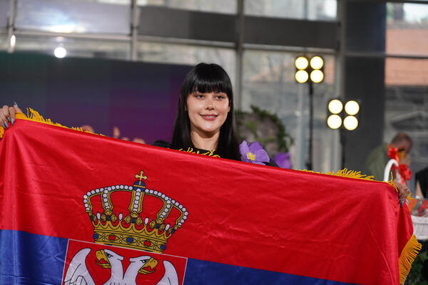 TEYA DORA OTPUTOVALA SA DELEGACIJOM U U ŠVEDSKU: Srpska zastava u NJENIM RUKAMA ODUŠEVILA SVE, evo šta je PORUČILA