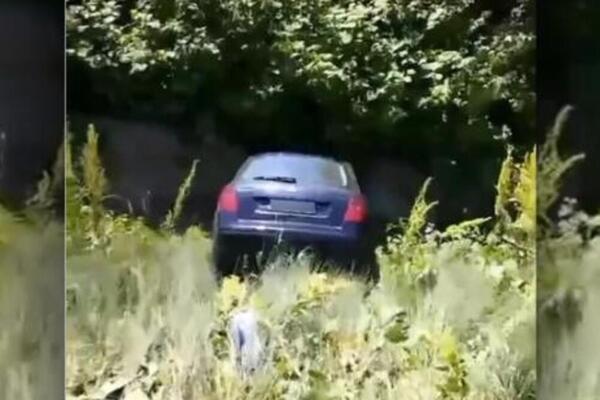 ALA GA JE PARKIRAO, SVAKA MU ČAST: Automobil sleteo u potok, mreže se usijale od urnebesnih komentara (VIDEO)