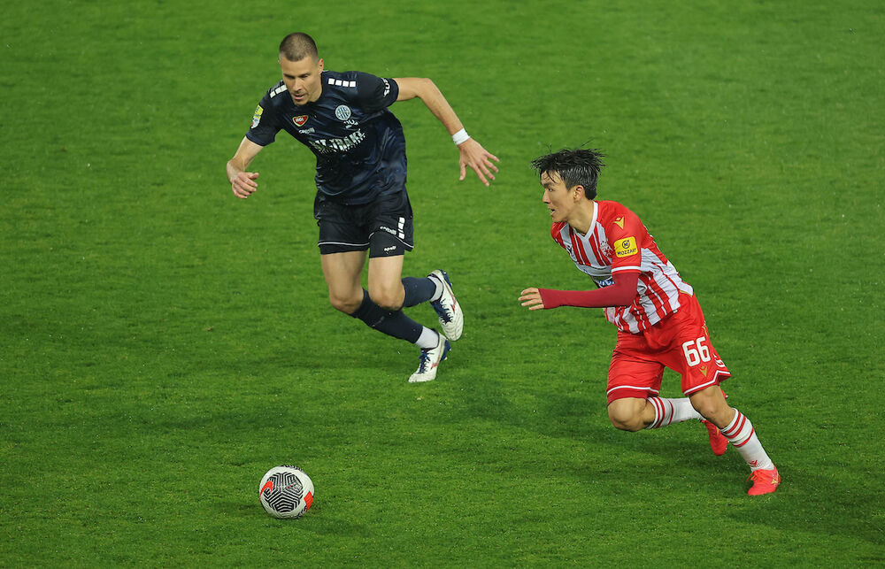 In-beom Hvang (desno) na utakmici Crvene zvezde i TSC-a