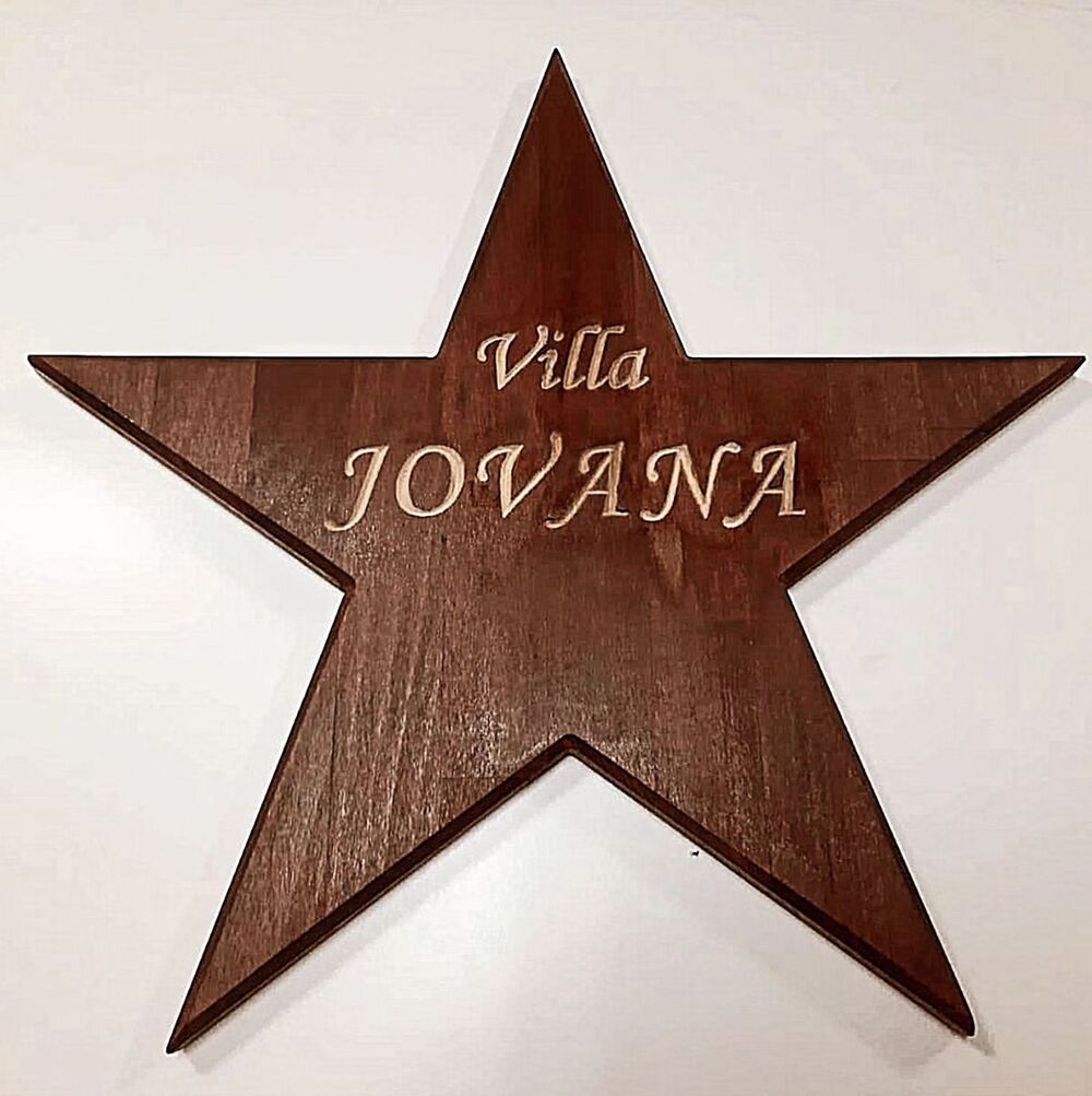 Jovana Jeremić pokazala znak koji će stajati na ulazi njen vile