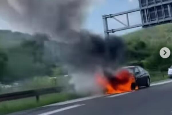 VATRENA STIHIJA KOD BUBANJ POTOKA: Požar bukvalno progutao automobil! (VIDEO)