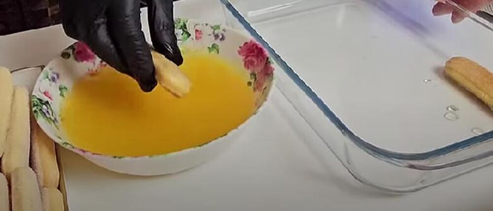 Potapanje piškota u sok od pomorandže