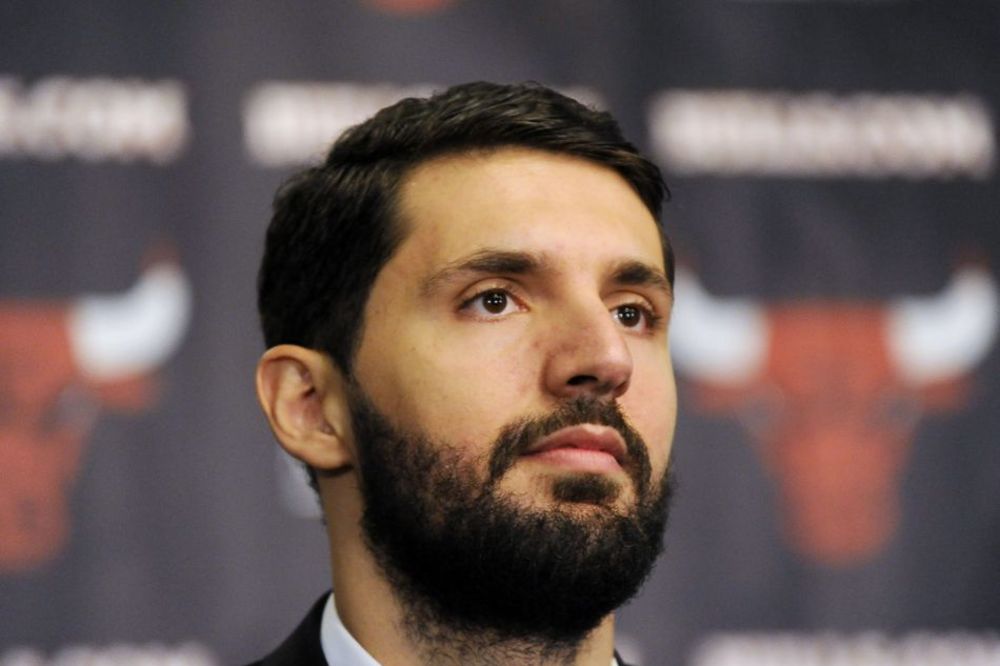 MIROTIĆU, SRAM TE BILO: Crnogorac sa španskim pasošem pocepao srpsku zastavu! (VIDEO)