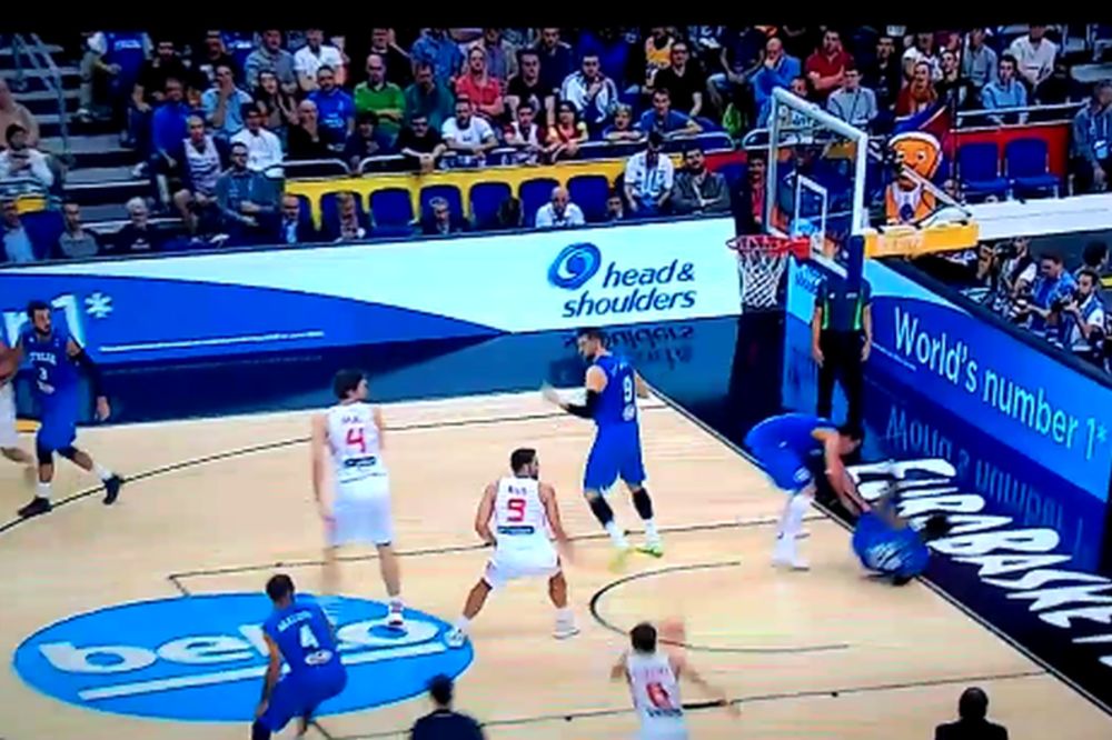 Italijanski košarkaš umalo smrskao sebi ruku! (VIDEO)