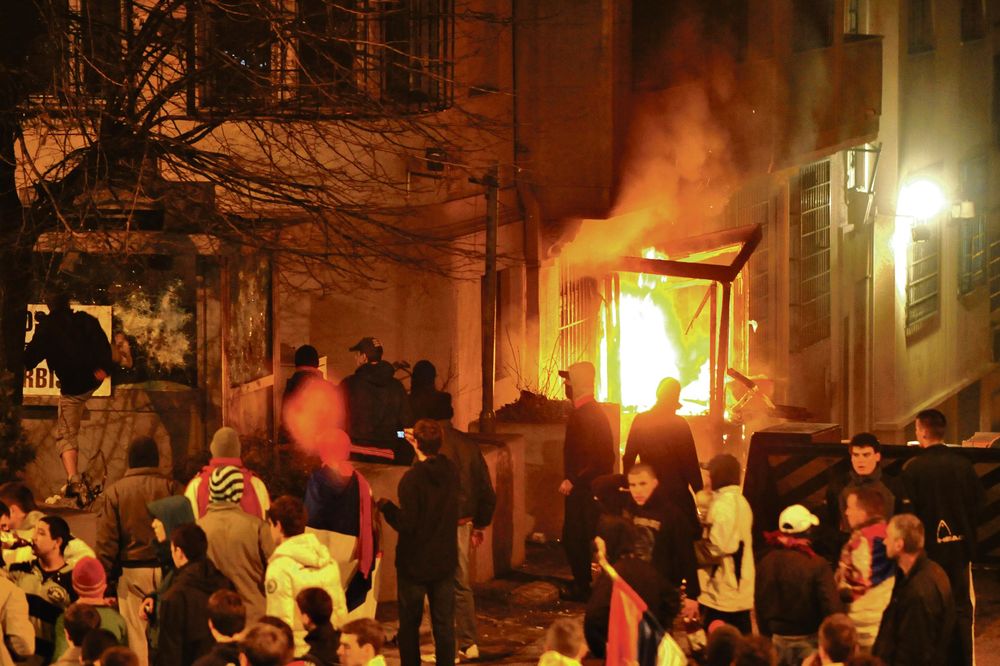 Palili su ambasade po Beogradu, a onda su dobili - USLOVNE KAZNE?! (VIDEO)