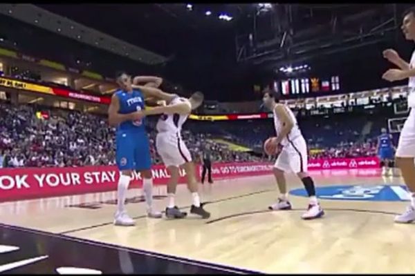 ITALIJAN JE ZBOG OVOG POLUDEO: Kalinić nabio lakat u glavu Galinariju! (VIDEO)