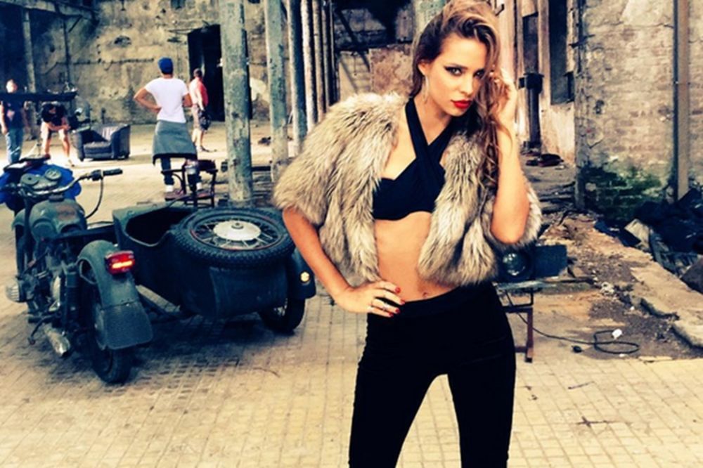 KO NE BI UČIO SA NJOM? Nataša Šavija voli da čita, ali samo kad je gola (FOTO)