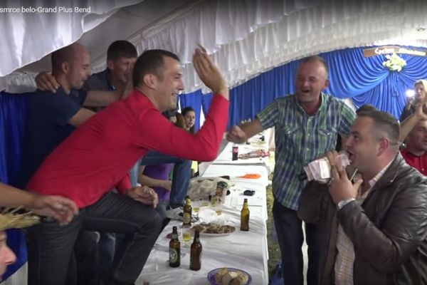 CELO SELO ŠMRČE BELO: Ludački provod na svadbi u Milanovcu! (VIDEO) (FOTO)