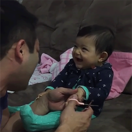 ŠMEKERICA: Lažnim plačem nasamarila je oca dok joj seče nokte svaki put kada pokuša! (FOTO) (VIDEO)