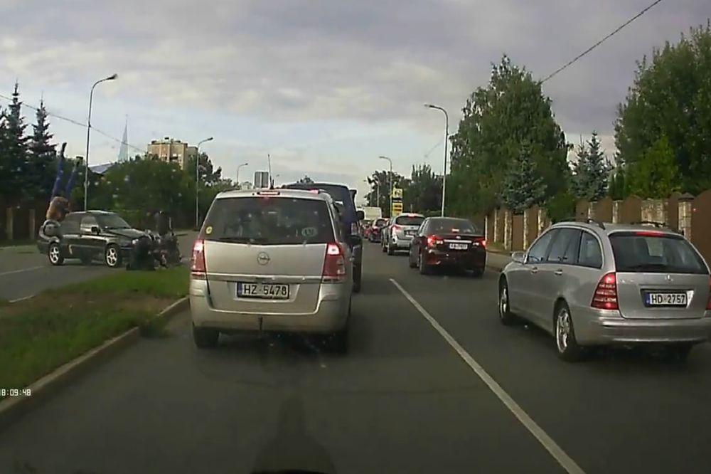 Motorom se ZAKUCALI direktno u automobil. I PREŽIVELI! (VIDEO)