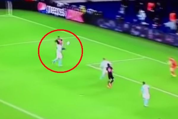 TO MOŽE SAMO IBRA: Petom u skoku nabacio loptu na glavu Kavaniju za gol! (VIDEO)