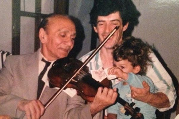 BOEM: Ova bebica koja stavlja pare u violinu danas je NAJSESKI SRPSKI FRAJER (FOTO)