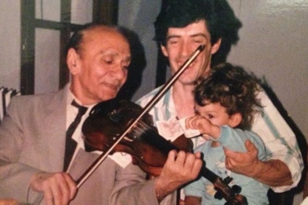 BOEM: Ova bebica koja stavlja pare u violinu danas je NAJSESKI SRPSKI FRAJER (FOTO)