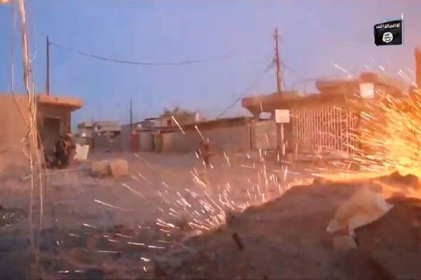 SREĆNIK: Džihadista uspeo da izbegne eksploziju rakete! (VIDEO)