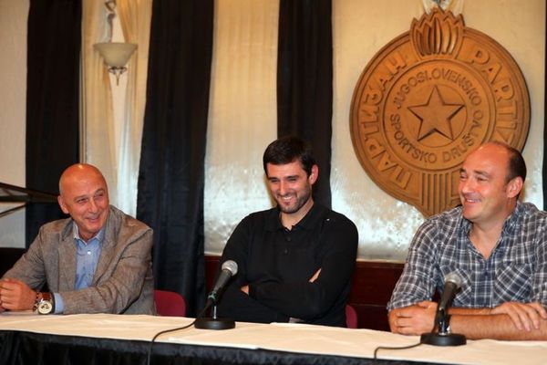 ZAVRŠENA ERA VUJOŠEVIĆA: Profesionalni dizač trofeja vodi crno-bele! (FOTO)