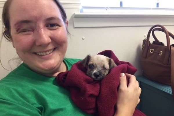 Žena bez oka i pas bez oka pokazaće vam šta znači biti pravi borac (FOTO)