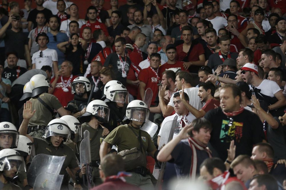 BRUTALNOST POLICIJE: Grci pendrecima masakrirali Bavarce! (VIDEO)