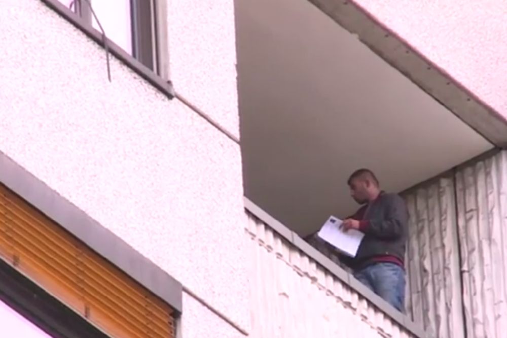 PRETI DA ĆE DA SKOČI: Izbeglica hoće da se ubije zbog dugog čekanja na azil (FOTO)