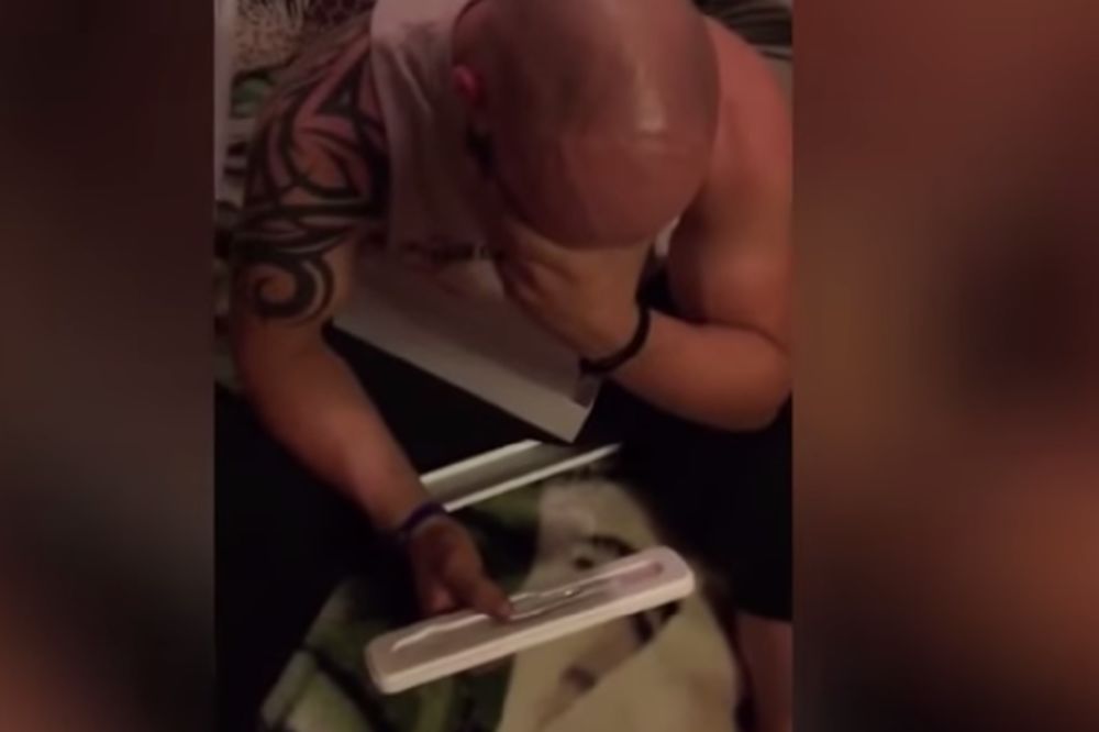 ŠTA GA JE TOLIKO OBRADOVALO? Muškarac plakao kao dete! (FOTO) (VIDEO)