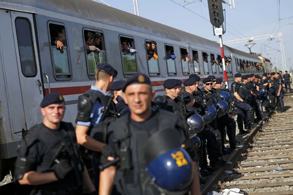HRVATSKA DOBRODOŠLICA NA 30 DANA: Migranti potpisuju papire koje NE RAZUMEJU! (FOTO)