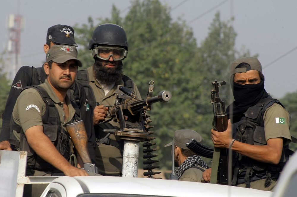 OSAM MRTVIH I 20 RANJENIH: Talibani napali bazu u Pakistanu! (FOTO)