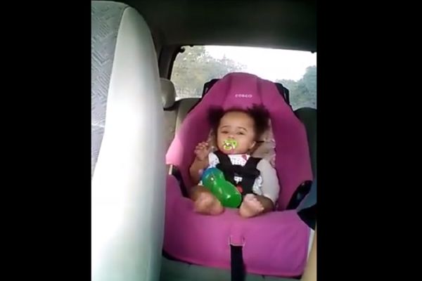 DA SE RASPAMETIŠ OD SLATKOĆE: Rep beba osvojila Internet (VIDEO)