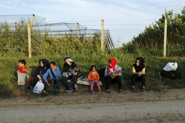 IZ HRVATSKE, PREKO MAĐARSKE DO AUSTRIJE: Mađari obezbedili prevoz za izbeglice iz Tovarnika
