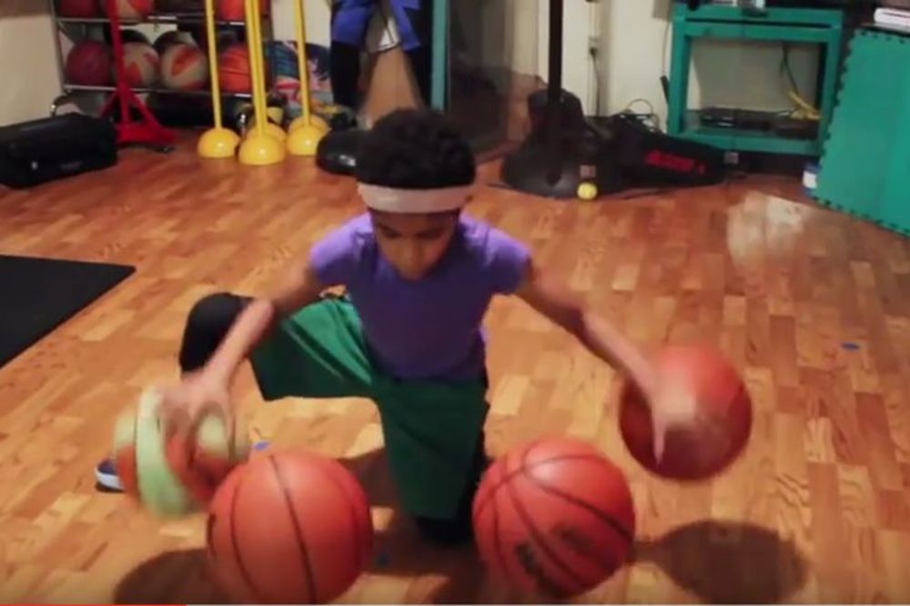 KO SME NJOJ NA CRTU? Klinka (8) sa 4 lopte radi ono što NBA zvezde sa jednom! (VIDEO)