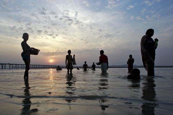 REKA S POVRATKOM: Indijci dočekali vodu posle 20 godina! (VIDEO)