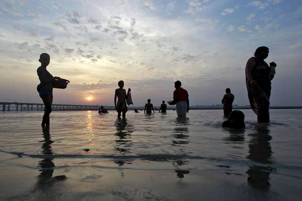 REKA S POVRATKOM: Indijci dočekali vodu posle 20 godina! (VIDEO)