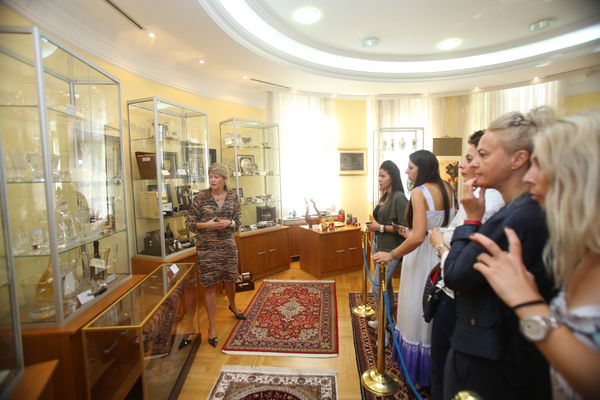 ESPRESO UŠAO U NAJSKUPLJU SOBU VLADE: Neprocenjiva vaza i arapski sat od 4.500 evra!