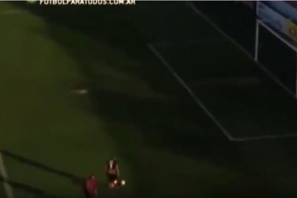 DEČKO, BATALI FUDBAL: Ovako sramotni promašaj odavno nismo videli! (VIDEO)