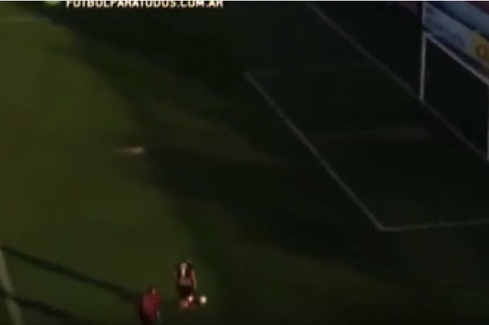 DEČKO, BATALI FUDBAL: Ovako sramotni promašaj odavno nismo videli! (VIDEO)