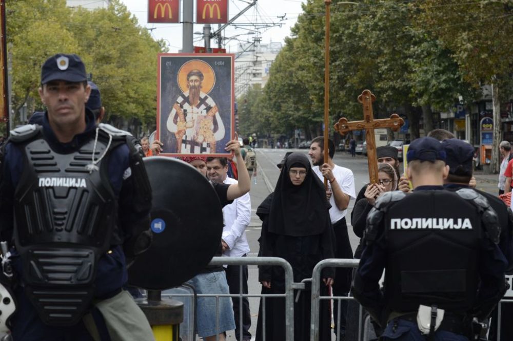 OČISTIMO SODOMIJU: Srpski popovi održali litiju na gradskim ulicama! (FOTO)