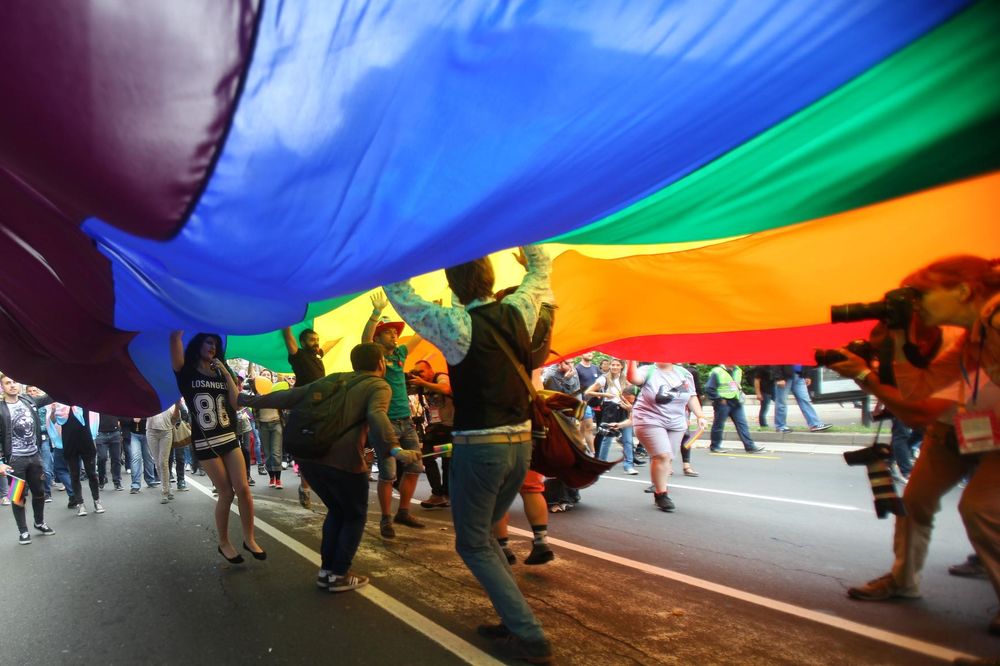 GEJ PARADA BEZ KAPI KRVI: Prajd završen uz poruku - Uspeli smo! Uhapšen Zvezdin navijač (FOTO) (VIDEO)