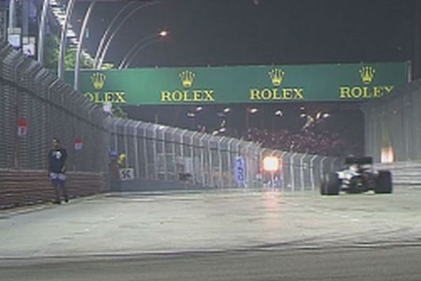 ŠTA MU JE U GLAVI? Čovek zalutao na stazu u toku trke Formule 1! (VIDEO)