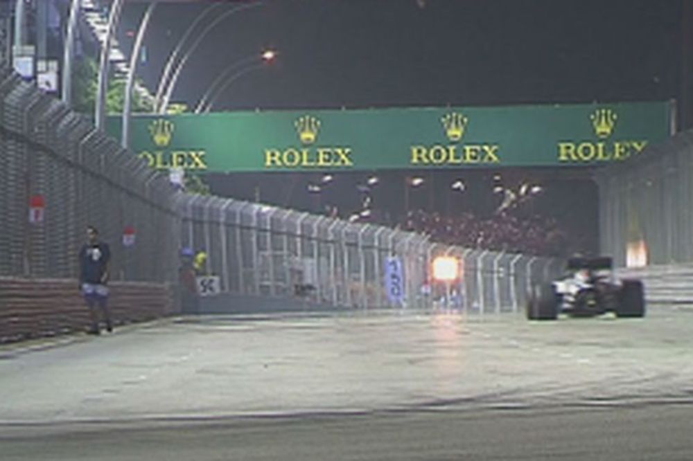 ŠTA MU JE U GLAVI? Čovek zalutao na stazu u toku trke Formule 1! (VIDEO)