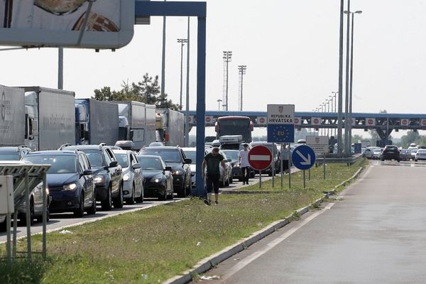 SRBI MOGU U HRVATSKU, ali ne u automobilima sa srpskim tablicama!