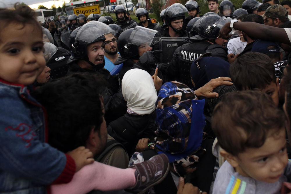 POTRPANI U AUTOBUSE: 500 migranata pušteno u Sloveniju!