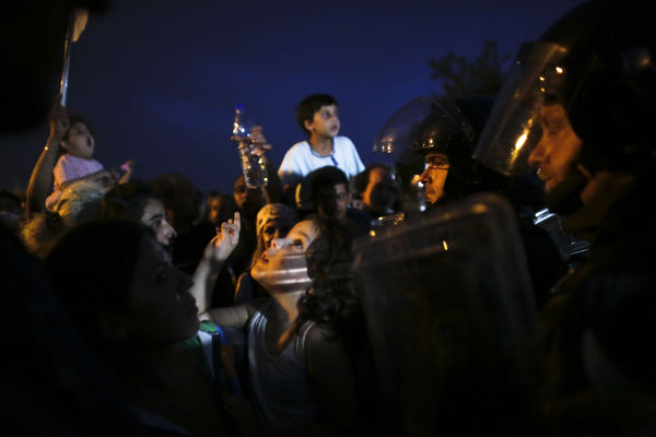 PANIKA NA DRUŠTVENIM MREŽAMA: Izbeglice BACAJU DECU NA NAS i uzvikuju PAROLE ISLAMSKE DRŽAVE!