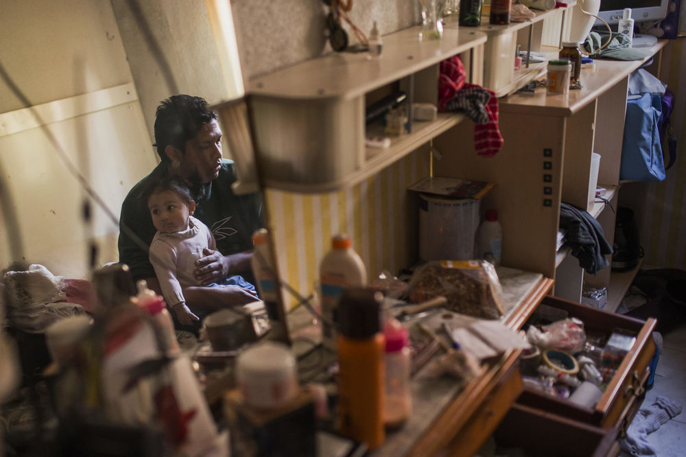 DIRLJIVO: Otac NA ŠTAKAMA nosi svoju ćerku! (FOTO)