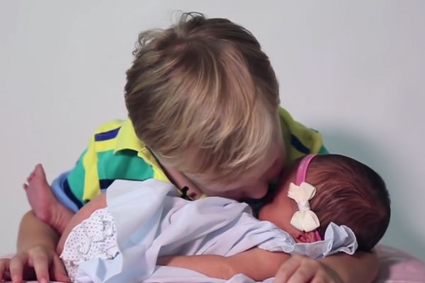 Šestorica braće dočekala su sestricu, ali njihova majka ovo nije očekivala! (VIDEO)