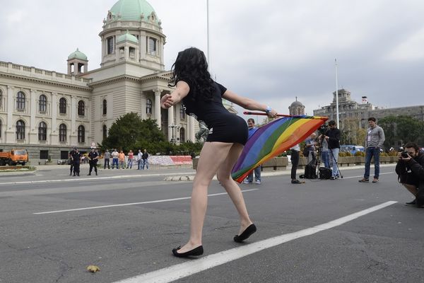 ZAUSTAVILA GEJ PARADU: Zbog ove ribe PRAJD JE STAO! (FOTO)