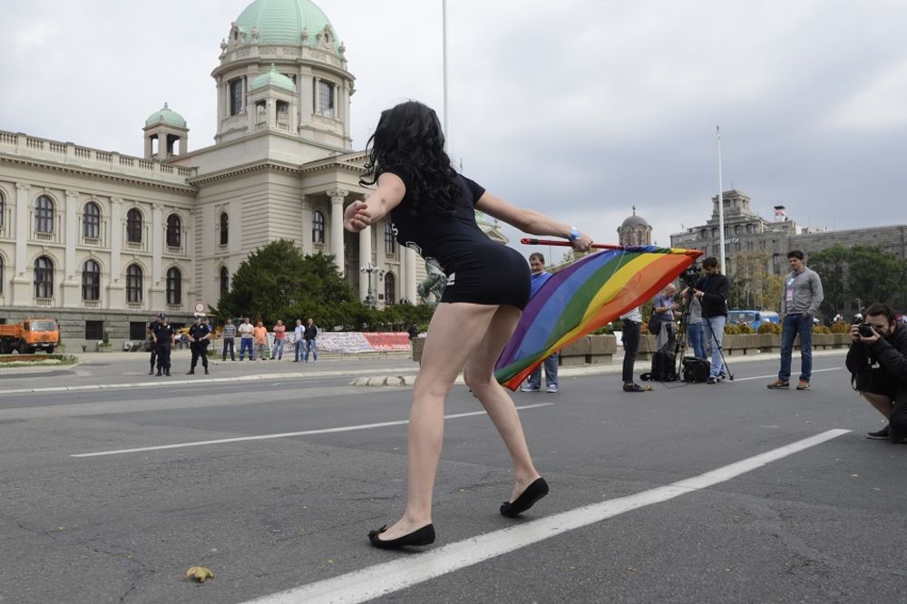 ZAUSTAVILA GEJ PARADU: Zbog ove ribe PRAJD JE STAO! (FOTO)