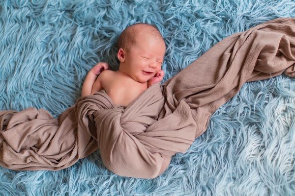 DA SE ISTOPIŠ: Beba u društvu svojih PUFNASTIH VRŠNJAKA! (FOTO)