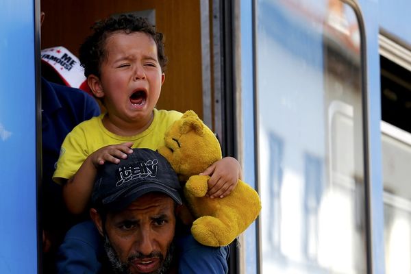 VRATIĆE NAM 150.000 IZBEGLICA: Evropska komisija ima pravo na deportaciju