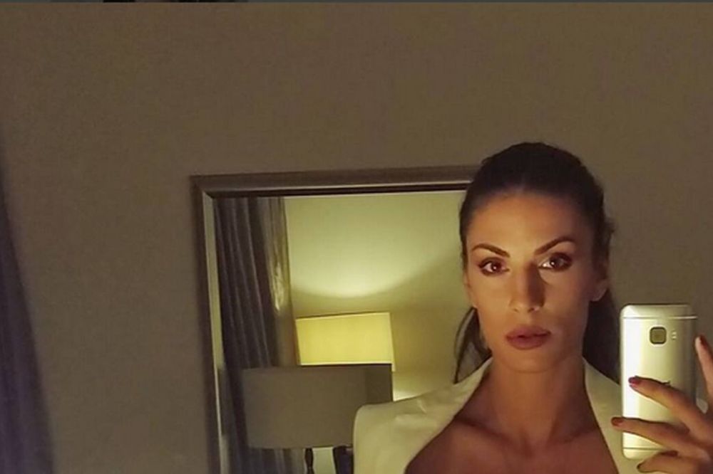 ŠTA NAM TO RADIŠ, IVANA? Španovićeva u korsetu raspaljuje maštu! (FOTO)