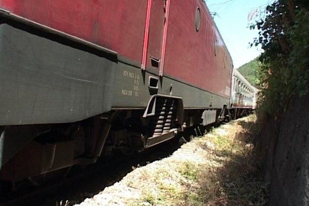 BRZI VOZ SRBINU ODRUBIO GLAVU: Okliznuo se i pao na šine!
