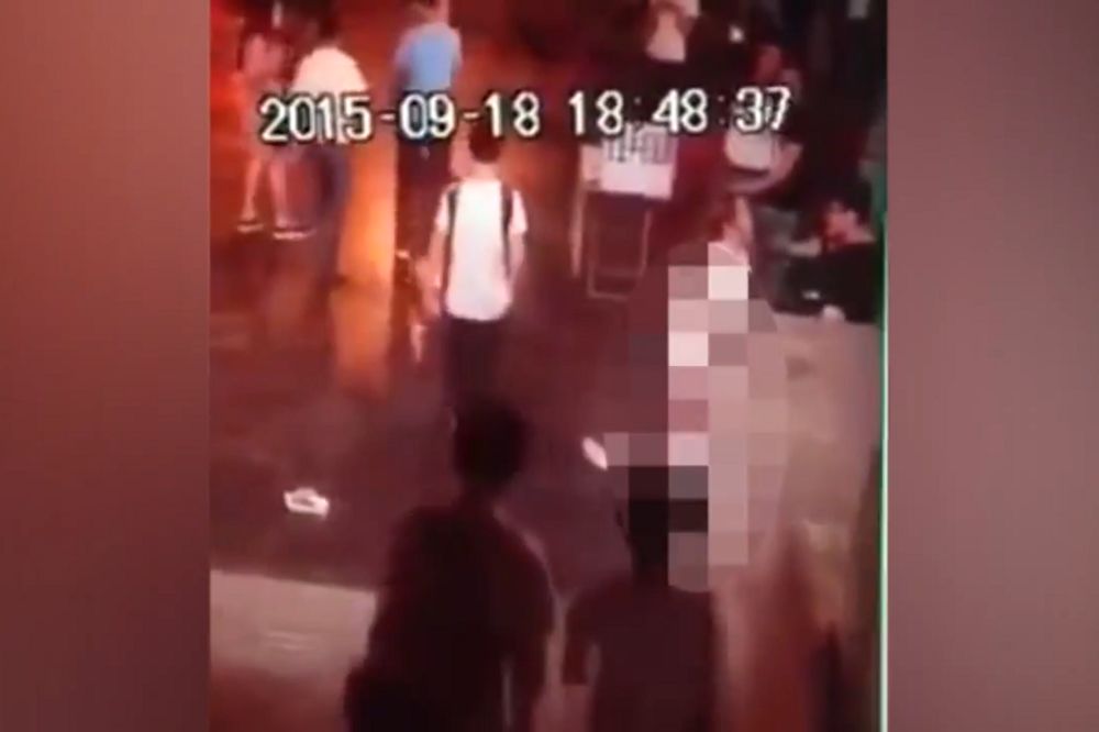 Svađa kineskog para na ulici završila se STRIPTIZOM (VIDEO)