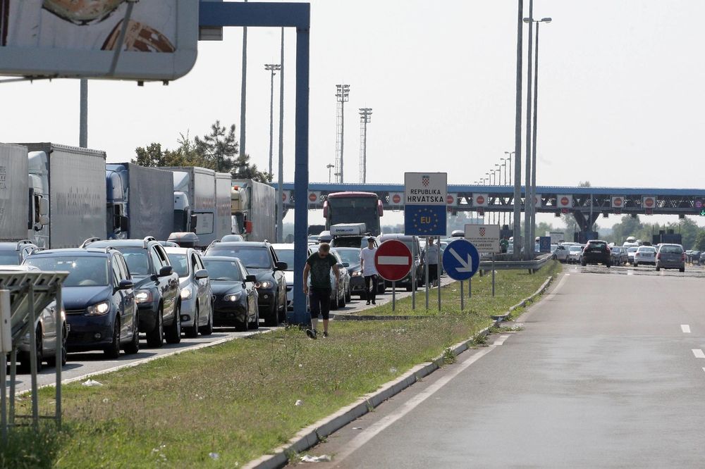 HRVATSKA NE POPUŠTA Kilometarske kolone na prelazu Bajakovo